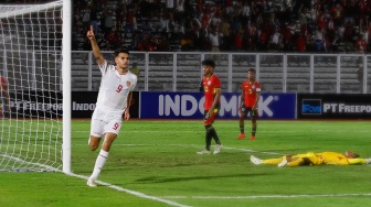 Pemain Timnas Indonesia U-20 Jens Raven selebrasi usai mencetak gol ke gawang Timor Leste U-20 dalam pertandingan kualifikasi Piala Asia U-20 grup F di Stadion Madya, Jakarta, Jumat (27/9/2024). [Suara.com/Alfian Winanto]