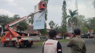 Masuk Masa Kampanye, Bawaslu Blitar Bersihkan Baliho Bergambar Petahana