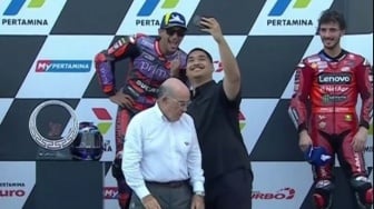 Dituding Haus Spotlight saat Selfie di Podium MotoGP, Ingat Lagi Dulu Menpora Dito Nyempil Foto Juara All England