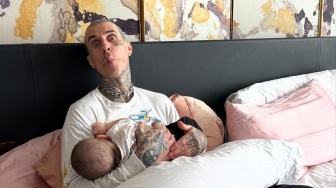 Blink-182 Jalani Tur, Travis Barker Boyong Si Kecil Rocky