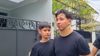 King Faaz Tenangkan Sonny Septian Menangis Saat Antar Jenazah Ibu ke Masjid