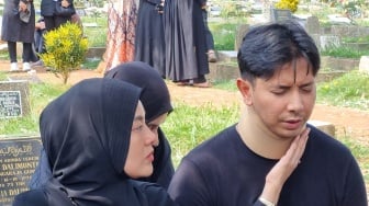 Sonny Septian Kenang Momen Terakhir Ibunya: "Baru Ketawa-Ketawa, Kok Udah Gak Ada