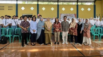 Dosen Prodi Linguistik Indonesia UPN Jatim Ajak Siswa SMAN 2 Probolinggo Siap Hadapi Tantangan Bahasa di Era Digital