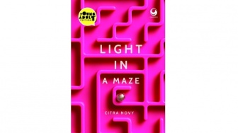 Labirin Hidup Tentang Amnesia, Kematian, dan Pernikahan dalam Buku Light In A Maze