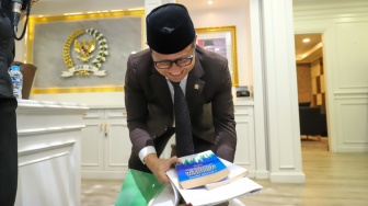 Wakil Ketua DPR Abdul Muhaimin Iskandar (Cak Imin), mengemasi barang-barang dari ruang kerjanya di Gedung Nusantara III, Kompleks Parlemen, Senayan, Jakarta, Senin (30/9/2024). [Suara.com/Alfian Winanto]