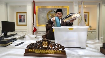 Wakil Ketua DPR Abdul Muhaimin Iskandar (Cak Imin), mengemasi barang-barang dari ruang kerjanya di Gedung Nusantara III, Kompleks Parlemen, Senayan, Jakarta, Senin (30/9/2024). [Suara.com/Alfian Winanto]