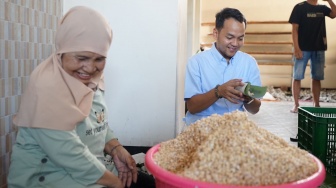 Blusukan hingga Mbungkusi Tempe di Kadipiro, Respati Ardi: Mantap Ini, Bisa Tambah Varian Inovasi