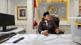 Wakil Ketua DPR Abdul Muhaimin Iskandar (Cak Imin), mengemasi barang-barang dari ruang kerjanya di Gedung Nusantara III, Kompleks Parlemen, Senayan, Jakarta, Senin (30/9/2024). [Suara.com/Alfian Winanto]