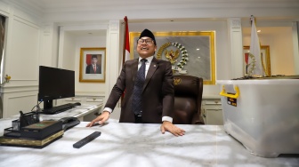 Wakil Ketua DPR Abdul Muhaimin Iskandar (Cak Imin), mengemasi barang-barang dari ruang kerjanya di Gedung Nusantara III, Kompleks Parlemen, Senayan, Jakarta, Senin (30/9/2024). [Suara.com/Alfian Winanto]