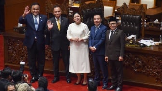 Ketua DPR Puan Maharani bersama Wakil Ketua DPR Sufmi Dasco Ahmad, Muhaimin Iskandar, Rachmat Gobel dan Lodewijk Freidrich Paulus saat Rapat Paripurna ke-8 Masa Persidangan I Tahun Sidang 2024-2025 (Periode Keanggotaan (2019-2024) di Gedung Nusantara II, kompleks Parlemen, Senayan, Jakarta, Selasa (30/9/2024). [Suara.com/Alfian Winanto]