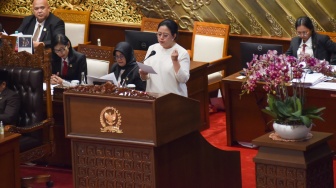 Ketua DPR Puan Maharani menyampaikan pidato saat Rapat Paripurna ke-8 Masa Persidangan I Tahun Sidang 2024-2025 (Periode Keanggotaan (2019-2024) di Gedung Nusantara II, kompleks Parlemen, Senayan, Jakarta, Selasa (30/9/2024). [Suara.com/Alfian Winanto]