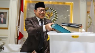 Wakil Ketua DPR Abdul Muhaimin Iskandar (Cak Imin), mengemasi barang-barang dari ruang kerjanya di Gedung Nusantara III, Kompleks Parlemen, Senayan, Jakarta, Senin (30/9/2024). [Suara.com/Alfian Winanto]