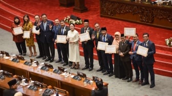 Ketua DPR Puan Maharani bersama Wakil Ketua DPR Sufmi Dasco Ahmad, Muhaimin Iskandar, Rachmat Gobel dan Lodewijk Freidrich Paulus berfoto dengan anggota DPR saat Rapat Paripurna ke-8 Masa Persidangan I Tahun Sidang 2024-2025 (Periode Keanggotaan (2019-2024) di Gedung Nusantara II, kompleks Parlemen, Senayan, Jakarta, Selasa (30/9/2024). [Suara.com/Alfian Winanto]