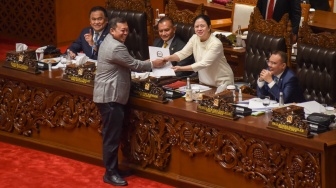 Ketua Pansus Angket Haji DPR Nusron Wahid menyerahkan berkas rekomendasi kepada Ketua DPR Puan Maharani saat Rapat Paripurna ke-8 Masa Persidangan I Tahun Sidang 2024-2025 (Periode Keanggotaan (2019-2024) di Gedung Nusantara II, kompleks Parlemen, Senayan, Jakarta, Selasa (3/9/2024). [Suara.com/Alfian Winanto]