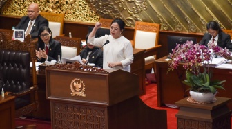 Ketua DPR Puan Maharani menyampaikan pidato saat Rapat Paripurna ke-8 Masa Persidangan I Tahun Sidang 2024-2025 (Periode Keanggotaan (2019-2024) di Gedung Nusantara II, kompleks Parlemen, Senayan, Jakarta, Selasa (30/9/2024). [Suara.com/Alfian Winanto]