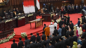 Rohaniwan mengambil sumpah jabatan anggota-anggota DPR, DPD, dan MPR masa bakti 2024-2029 di Gedung Nusantara, Kompleks Parlemen, Senayan, Jakarta, Selasa (1/10/2024). [Suara.com/Alfian Winanto]
