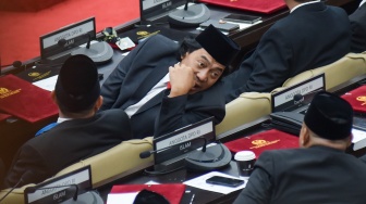 Anggota DPD terpilih masa bakti 2024-2029 Alfiansyah alias Komeng saat mengikuti pelantikan di Kompleks Parlemen, Senayan, Jakarta, Selasa (1/10/2024). [Suara.com/Alfian Winanto]