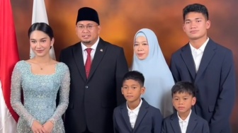 Ayah Azizah Salsha Dilantik Jadi Anggota DPR, Tatapan Ibu Mertua Pratama Arhan Bikin Salfok: Kok Sinis Banget?