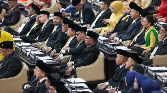 Sejumlah anggota DPR, DPD, dan MPR saat upacara pelantikan di Gedung Nusantara, Kompleks Parlemen, Senayan, Jakarta, Selasa (1/10/2024). [Suara.com/Alfian Winanto]