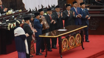 Ketua MPR sementara Zulfikar Achmad (keempat kiri) dan Larasati Moriska (ketiga kiri) menerima berkas Memori MPR dari Ketua MPR periode 2019-2024 Bambang Soesatyo (kelima kiri) didampingi jajaran Wakil Ketua MPR dalam rapat paripurna perdana di Gedung Nusantara, Kompleks Parlemen, Senayan, Jakarta, Selasa (1/10/2024). [Suara.com/Alfian Winanto]