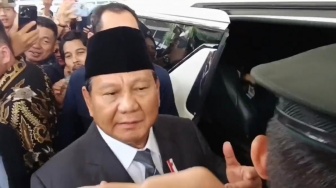 Prabowo Siaga Dasi Merah Tunggu Undangan PDIP, Dasco: Itu Guyon