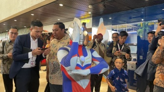 Agak Lain, Legislator Asal Jateng Ini Pakai Kostum Ultraman Jelang Pelantikan DPR RI