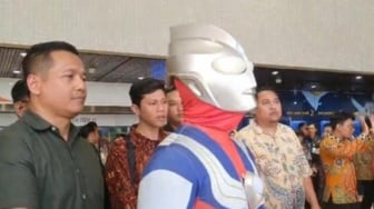 Nekat Pakai Baju Ultraman saat Dilantik, Anggota DPR Ini Kena Sentil Dokter Saraf