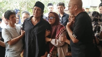 Jalan Lunglai, Ikang Fawzi Dituntun Anak Antar Jenazah Marissa Haque ke Peristirahatan Terakhir