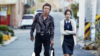 Ulasan Film Man in Love, Laga Hwang Jung Min di Film Romansa Picisan