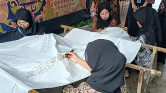 Mahasiswa dan Pelajar Bikin Heboh Laweyan: Batik Peta Indonesia Jadi Karya Terbaru