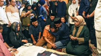 Hubungan Anies Baswedan dengan Keluarga Marissa Haque, Ikang Fawzi Menangis di Pelukannya