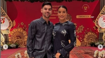 Bikin Bangga! Ini Momen Sandy Walsh dan Istri Kenakan Batik di Belgia