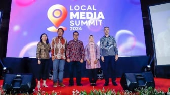 Pemimpin Redaksi Suara.com Suwarjono, Ketua Dewan Pers Ninik Rahayu, Wakil Menteri Komunikasi dan Informatika Nezar Patria, Head of Cooperation EU Delegation to Indonesia & Brunei Darussalam, Thibaut Portevin, dan Country Manager International Media Support (IMS) Eva Damayanti foto bersama pada acara Local Media Summit (LMS) 2024 di Hotel Sultan Jakarta, Rabu (2/10/2024). [Suara.com/Alfian Winanto]