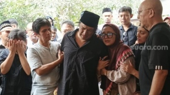 Pilu! Ikang Fawzi Lunglai Antar Jenazah Marissa Haque ke Peristirahatan Terakhir