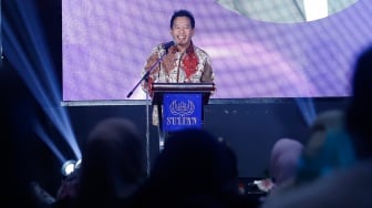 Pemimpin Redaksi Suara.com Suwarjono memberikan sambutan pada acara Local Media Summit (LMS) 2024 di Hotel Sultan Jakarta, Rabu (2/10/2024). [Suara.com/Alfian Winanto]