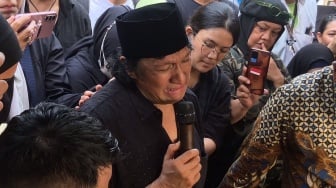 Ikang Fawzi Nangis Sesenggukan di Depan Makam Marissa Haque: Aku Beruntung Menjadi Suamimu, I Love You Forever