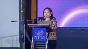 Country Manager International Media Support (IMS) Eva Damayanti memberikan sambutan pada acara Local Media Summit (LMS) 2024 yang digelar Suara.com di Hotel Sultan Jakarta, Rabu (2/10/2024). [Suara.com/Alfian Winanto]