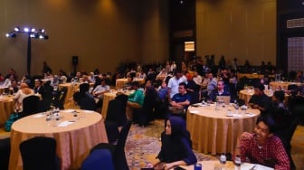 Para peserta mengikuti pemaparan dan materi yang diberikan dalam acara acara Local Media Summit 2024 di Hotel Sultan, Jakarta, Rabu (2/10/2024). [Suara.com/Alfian Winanto]