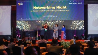 Pemimpin Redakai Suara.com Suwarjono (kiri) ditemani IMS Programme Country Manager Indonesia Eva Danayanti (tengah) dan perwakilan EU Delegation memberikan sambutan dalam sesi Appreciation Night di acara Local Media Summit 2024 di Hotel Sultan, Jakarta, Rabu (2/10/2024). [Suara.com/Alfian Winanto]