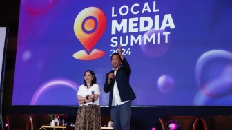 Pemimpin Redaksi Suara.com Suwarjono (kanan) ditemani IMS Programme Country Manager Indonesia Eva Danayanti (kiri) memberikan speech saat penutupan acara Local Media Summit 2024 di Hotel Sultan, Jakarta, Kamis (3/10/2024). [Suara.com/Alfian Winanto]
