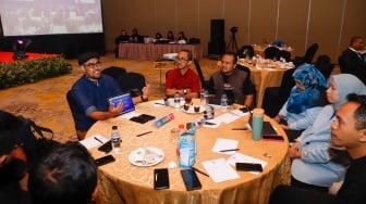 Product Manager IDCloudHost Rizki Susetiadi (kiri) memberikan pemaparan dalam sesi Coaching Clinic di acara Local Media Summit 2024 di Hotel Sultan, Jakarta, Kamis (3/10/2024). [Suara.com/Alfian Winanto]