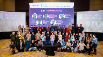 Pemateri foto bersama para peserta usai sesi Coaching Clinic di acara Local Media Summit 2024 di Hotel Sultan, Jakarta, Kamis (3/10/2024). [Suara.com/Alfian Winanto]