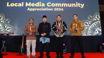 CFO PT Arkadia Digital Media, Fastabiqul Khair Algatot (kedua kiri) foto bersama para penerima penghargaan Kategori Pemerintahan Pendukung Media Lokal dalam sesi Appreciation Night di acara Local Media Summit 2024 di Hotel Sultan, Jakarta, Rabu (2/10/2024). [Suara.com/Alfian Winanto]