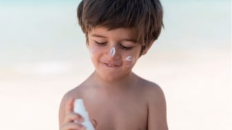 Lindungi Kulit Anak dari Sinar Matahari, Ini 3 Sunscreen Phycisal Lokal