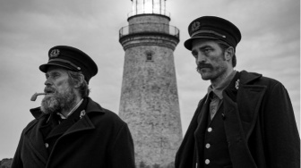 Ulasan Film The Lighthouse: Kisah Suram Penjaga Mercusuar yang Terisolasi