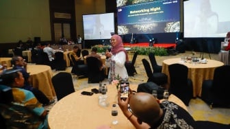 Para peserta saling menceritakan pengalamannya dalam sesi Appreciation Night di acara Local Media Summit 2024 di Hotel Sultan, Jakarta, Rabu (2/10/2024). [Suara.com/Alfian Winanto]