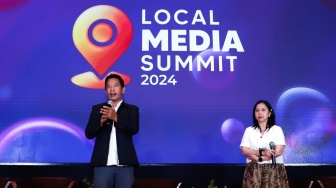 Pemimpin Redaksi Suara.com Suwarjono (kiri) ditemani IMS Programme Country Manager Indonesia Eva Danayanti (kanan) memberikan speech saat penutupan acara Local Media Summit 2024 di Hotel Sultan, Jakarta, Kamis (3/10/2024). [Suara.com/Alfian Winanto]
