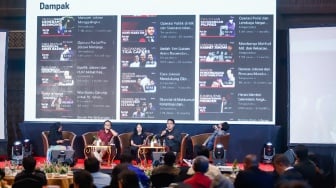 Pemateri memberikan pemaparan dalam sesi Closing Conference  di acara Local Media Summit 2024 di Hotel Sultan, Jakarta, Kamis (3/10/2024). [Suara.com/Alfian Winanto]