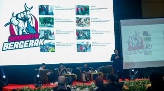 Editor in Chief SuaraSurabaya, Eddy Prastyo memberikan pemaparan dalam sesi 'Inspiring Talks - Serving The Audience of Tomorrow' di acara Local Media Summit 2024 di Hotel Sultan, Jakarta, Rabu (2/10/2024). [Suara.com/Alfian Winanto]