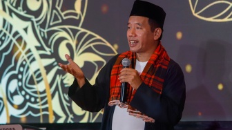 Pemimpin Redakai Suara.com, Suwarjono memberikan sambutan dalam sesi Appreciation Night di acara Local Media Summit 2024 di Hotel Sultan, Jakarta, Rabu (2/10/2024). [Suara.com/Alfian Winanto]